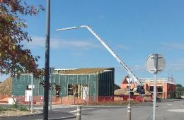 Montage de la charpente bois avec grue