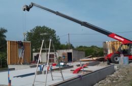 Montage des murs ossature bois avec la grue