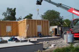 Montage des murs ossature bois avec la grue