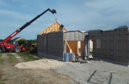 Montage des murs ossature bois avec la grue